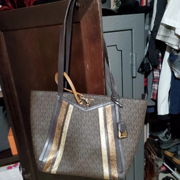 MK tote and wristlet set REDUCED - Picture 4 of 12